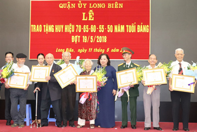 Phó Bí thư Thành ủy Nguyễn Thị Bích Ngọc trao Huy hiệu Đảng tại quận Long Biên