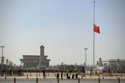 Trung Quốc treo cờ rủ, dành 3 phút mặc niệm các nạn nhân dịch Covid-19