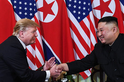Hai nhà lãnh đạo Trump - Kim nói gì trong 20 phút đầu gặp mặt tại Hà Nội?