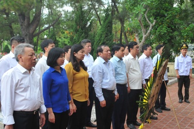 Đoàn công tác Ban Thường vụ Thành ủy Hà Nội tri ân các anh hùng liệt sỹ tại nghĩa trang Trường Sơn và Đường 9