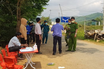 Truy tìm đối tượng tát nữ nhân viên chốt kiểm dịch ở Quảng Nam