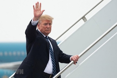 Tổng thống Donald Trump lên chuyên cơ Air Force One rời Hà Nội về nước