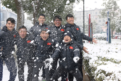 U23 Việt Nam thích thú với tuyết