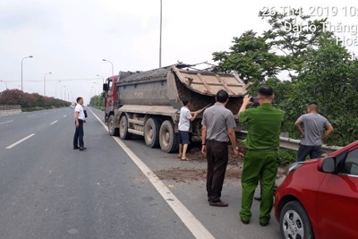 Tóm gọn xe tải làm rơi vãi bùn đất trên tuyến Đại lộ Thăng Long