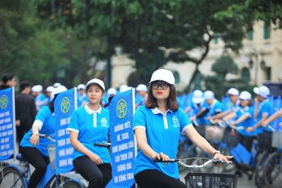 Hàng trăm thanh niên diễu hành tuyên truyền xây dựng người Hà Nội văn minh, thanh lịch