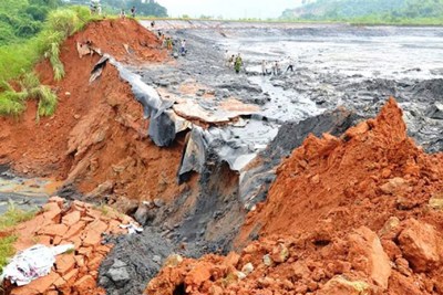 Khẩn cấp ứng phó sự cố vỡ đập chứa Gyps thải tại Lào Cai