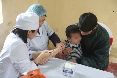 Hàng trăm trẻ Bắc Ninh đến lấy mẫu xét nghiệm ký sinh trùng miễn phí