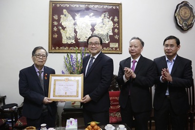 Bí thư Thành ủy Hà Nội chúc Tết các gia đình nguyên lãnh đạo thành phố và trí thức, văn nghệ sỹ