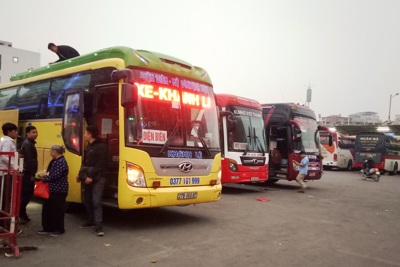 Những cảnh tượng hiếm thấy trong bến xe ở Hà Nội ngày 30 Tết
