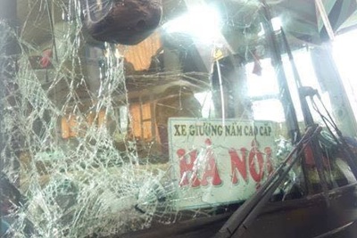 Quảng Ngãi: Xe khách tông xe máy, 2 người thương vong
