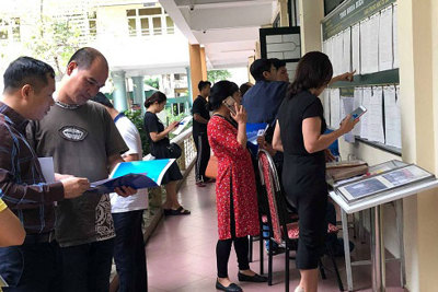 Xếp hàng mua hồ sơ cho con thi vào trường Nguyễn Tất Thành