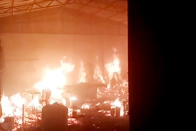 Hà Nội: Cháy lớn xưởng gỗ ở Thạch Thất trong đêm