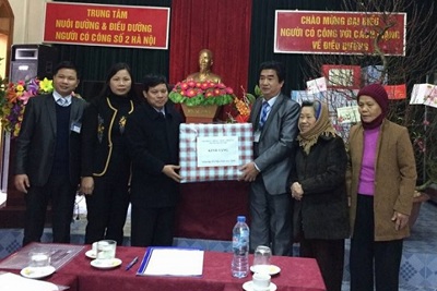 Phó Chủ tịch UBND TP Ngô Văn Quý tặng quà Tết người có công huyện Ứng Hòa