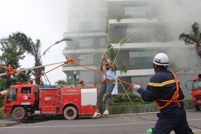 “Cháy” tại tòa nhà Ecolife Capital, lính cứu hỏa cứu thoát nhiều người