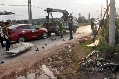 Xe máy mất lái đấu đầu ô tô, 2 người tử vong