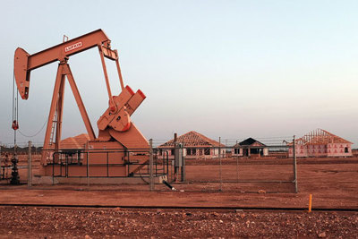 Giá dầu mất gần 2,3% theo đà lao dốc của chứng khoán Mỹ