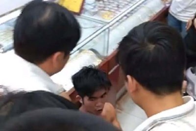 Hà Nội: Nam thanh niên vào tiệm vàng vờ mua nhẫn rồi cướp