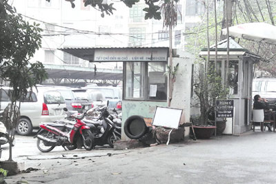 Bãi xe không phép giữa khu dân cư phường Kim Mã: Xử phạt xong... bỏ đấy