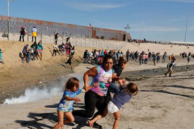 Hơi cay, bạo lực bùng phát tại điểm nóng biên giới Mỹ - Mexico