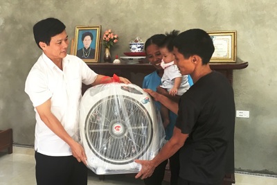 Lãnh đạo TP trao nhà cho hộ nghèo ở Sóc Sơn, Đông Anh