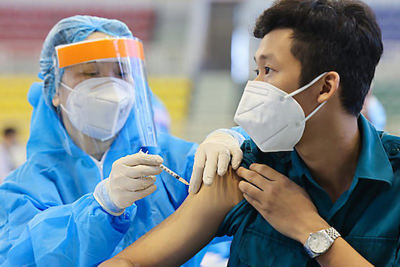 TP Hồ Chí Minh rút ngắn thời gian tiêm liều nhắc lại vaccine phòng Covid-19