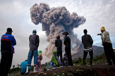 Núi lửa Sinabung ở Indonesia phun trào mạnh, cột khói cao tới 5.000 m