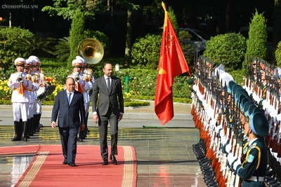 Chùm ảnh: Thủ tướng Nguyễn Xuân Phúc đón, hội đàm với Thủ tướng Cộng hòa Pháp