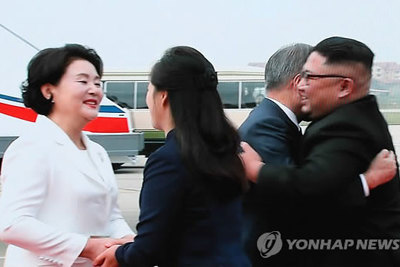 Hình ảnh vợ chồng ông Kim Jong-un ra sân bay đón Tổng thống Hàn Quốc