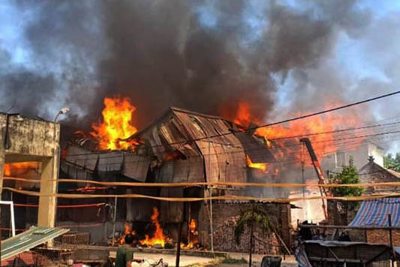 Hà Nội: Xưởng gỗ cháy dữ dội giữa buổi trưa ở Hoài Đức