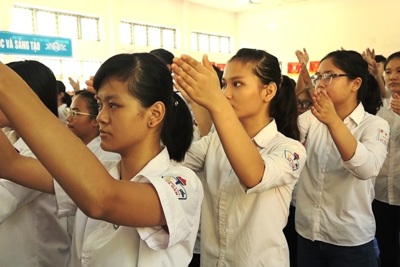 Hà Nội: Học sinh khuyết tật hát Quốc ca bằng tay trong lễ khai giảng