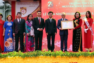 Trường THCS & THPT Nguyễn Bỉnh Khiêm đón nhận Huân chương Lao động hạng Nhì