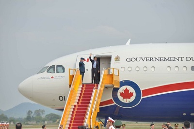 Thủ tướng Canada tới Hà Nội, bắt đầu chuyến thăm chính thức Việt Nam