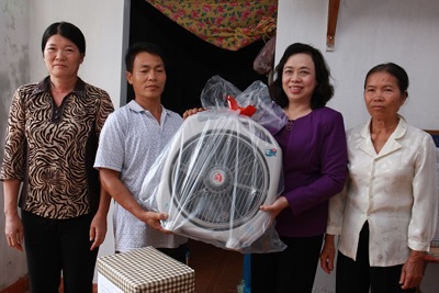 Lãnh đạo TP Hà Nội dự lễ khánh thành nhà cho 2 hộ nghèo tại Phú Xuyên
