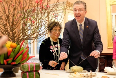 Đại sứ Mỹ "phấn khích" khi học được cách dùng lạt cắt bánh chưng