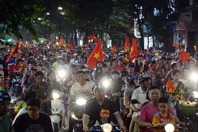 Hàng nghìn người hâm mộ đổ ra đường sau chiến thắng của ĐT Việt Nam
