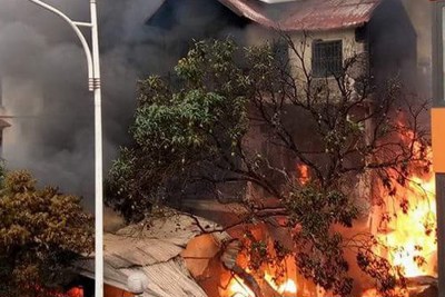 Hà Nội: Cháy lớn kèm tiếng nổ ở cửa hàng gas, 1 người chết