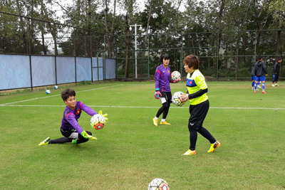 U19 nữ Việt Nam thả lỏng trước trận đấu gặp U19 nữ Hàn Quốc