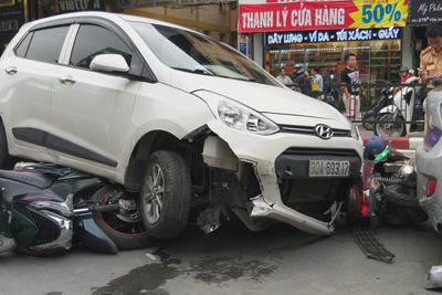 Hà Nội: Ô tô đâm hàng loạt xe máy, ít nhất 2 người nhập viện