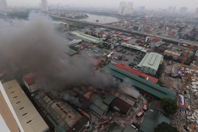 Hà Nội: Cháy ngút trời tại kho hàng phía sau bến xe Nước Ngầm