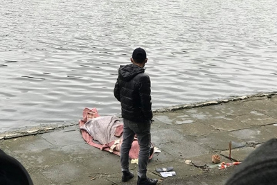 Đang đi bộ, người dân hoảng hốt phát hiện thi thể nổi trên mặt hồ