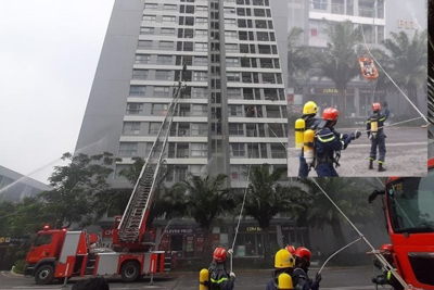 Giải cứu nhiều người mắc kẹt trong đám cháy giả định tại chung cư cao cấp ở Hoàng Mai