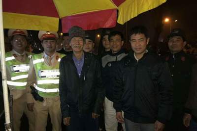 Hà Nội: Cảnh sát 141 giúp cụ ông đi lạc về nhà trong đêm khuya