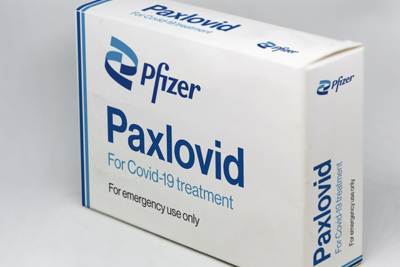 Mỹ phê duyệt thuốc viên Paxlovid chữa Covid-19 tại nhà, Pháp hủy đơn Molnupiravir