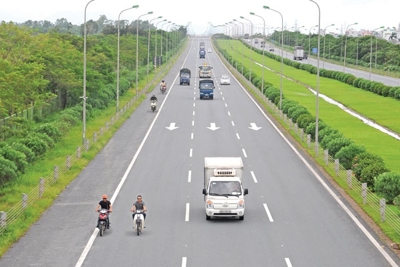 Yêu cầu xử lý xe máy đi vào đường cao tốc Đại lộ Thăng Long