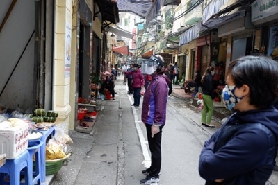 [Video] Hà Nội: Chợ dân sinh thực hiện nghiêm giãn cách xã hội