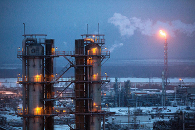 Giá dầu tăng mạnh nhờ việc tuân thủ chặt thỏa thuận cắt giảm sản lượng