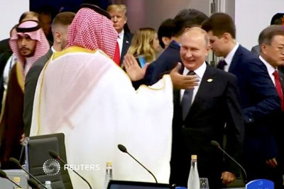 Màn chào hỏi gây “sốt” giữa Tổng thống Putin và Thái tử Ả Rập Saudi tại G20