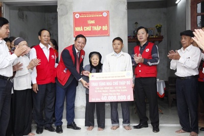Trao 13 nhà Chữ thập đỏ cho các gia đình khó khăn huyện Phú Xuyên