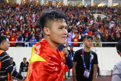 Quang Hải nhận giải Cầu thủ xuất sắc nhất AFF Cup 2018