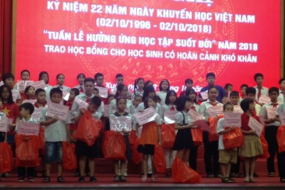 Quận Thanh Xuân trao học bổng cho 115 học sinh vượt khó